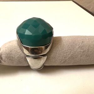 Faux Turquoise Color
Silvertone Stretch Green Ring